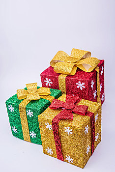 白色背景中的彩色圣诞礼盒