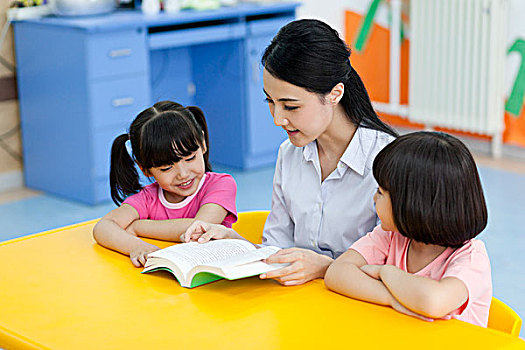 女老师和小朋友一起学习