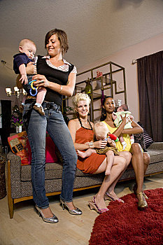 肖像,孩子,母亲,拿着,婴儿,客厅