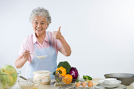 正在做饭的老人