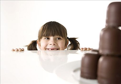 女孩,看,桌子,盘子,巧克力软糖