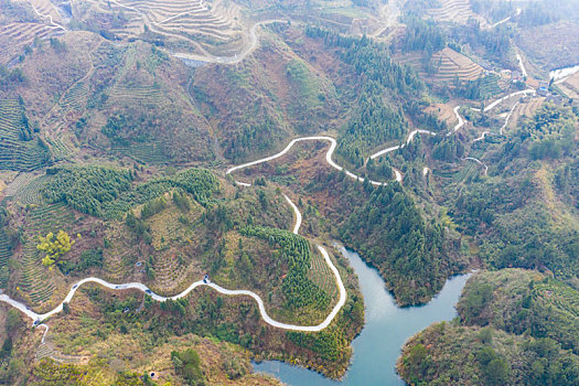 湖南湘西蜿蜒的山路