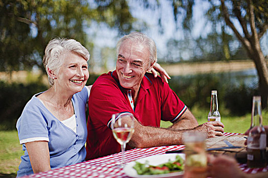 老年,夫妻,坐,野餐桌
