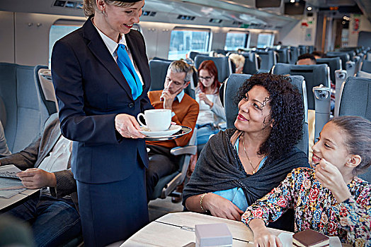 服务员,咖啡,母亲,女儿,客运列车