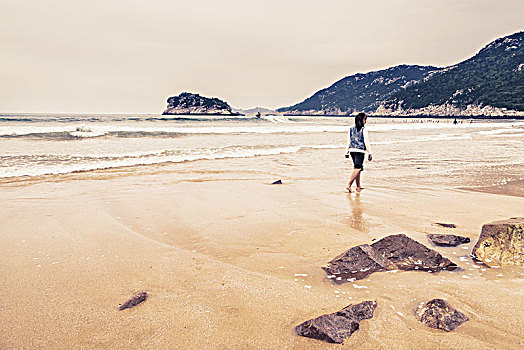 海边沙滩女孩