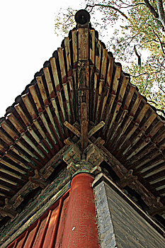 北京戒台寺木质建筑结构的屋顶