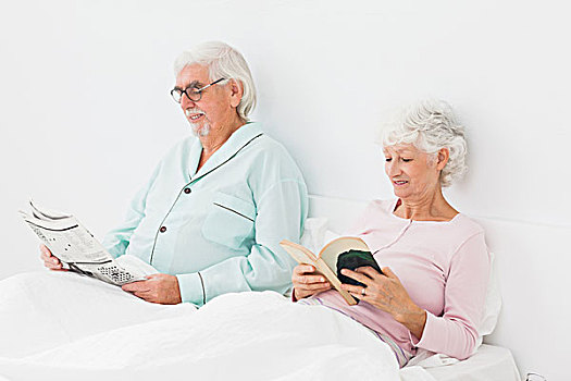 老年夫妇,读,床上