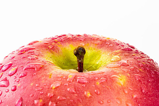 一个新鲜带水珠的红苹果上部特写
