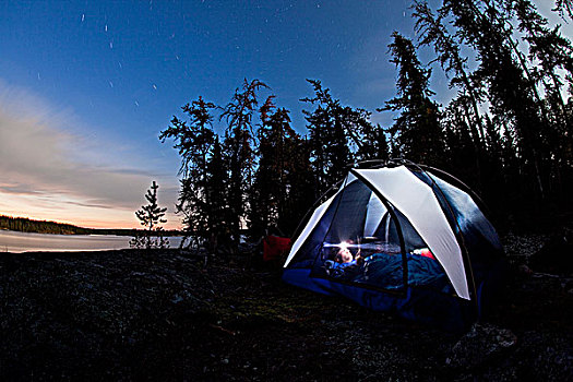 男青年,露营,两星期大,省立公园,北安大略,加拿大
