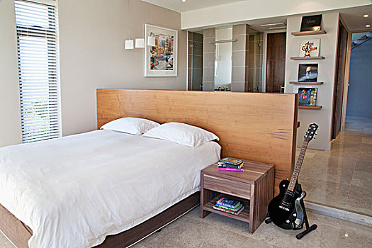 电吉他,靠近,床头柜,双人床,分隔,书桌,正面,浴室