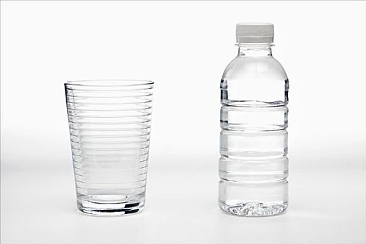 玻璃杯,水瓶,白色背景