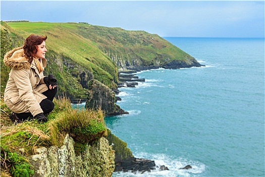 坐,女人,岩石上,悬崖,看,海洋,科克市,爱尔兰