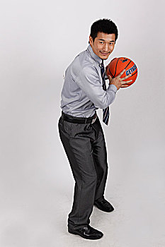 一个玩篮球的商务男士