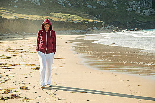 成年,女人,漫步,海滩,插兜,布列塔尼半岛,法国