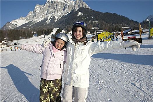 两个,女性,滑雪者,站立,高兴,滑雪坡,正面,楚格峰,山,提洛尔,奥地利,欧洲