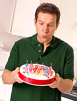 男人,吹蜡烛,生日蛋糕