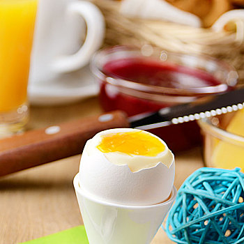 早餐,煮蛋,咖啡,牛角面包,黄油,果酱,橙汁