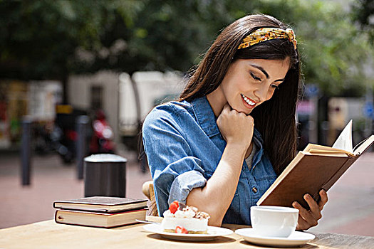女人,读,书本,坐,咖啡,微笑,街边咖啡厅