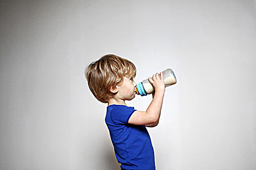 2岁,小男孩,喝,奶瓶