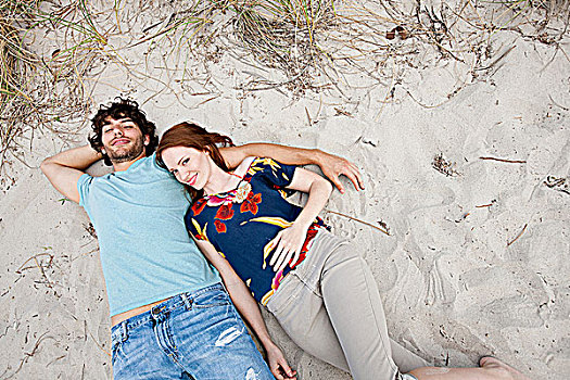 年轻,情侣,躺着,海滩,肖像