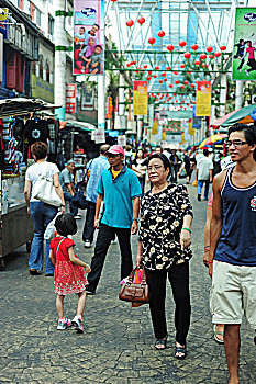 malaysia,kuala,lumpur,people,walking,in,chinatown