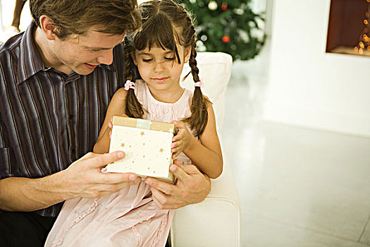 父亲,女儿,打开,礼物,一起,圣诞树,背景