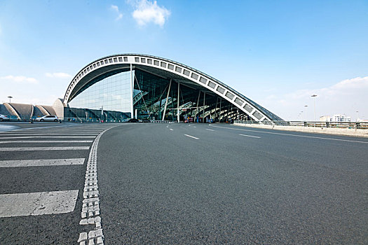 成都双流国际机场t2航站楼和道路低视角