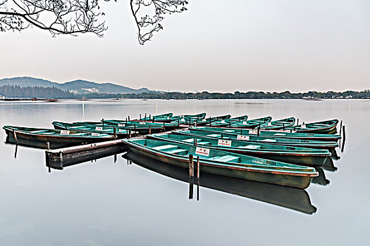 杭州西湖码头小船