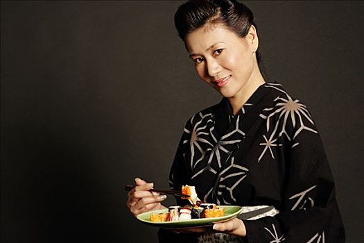 女人,日本人,服饰,拿着,筷子,盘子,日本料理