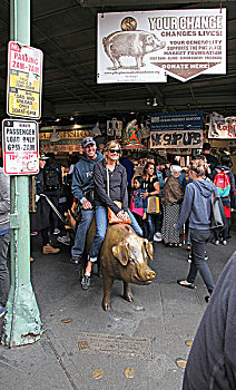 在派克市场入口处大大的招牌底下有一只金色等身大的铜猪,rachel,是当初募集派克市场整建经费的基金会所留下来的纪念物