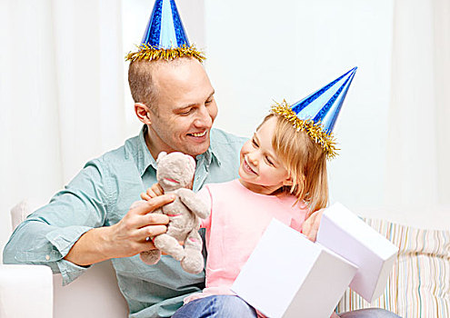 家庭,孩子,庆贺,休假,生日,高兴,人,概念,父亲,女儿,蓝色,派对帽,礼盒