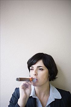职业女性,抽雪茄