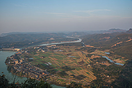 山,丹霞,河流,蓝天,黄昏,大气,田野,水电站,村庄,驴友,旅行,地质公园,丹霞地貌,绿色,灌木,树,草,水潭,素材,平面设计