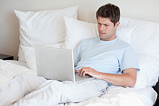 男人,卧,床上,笔记本电脑