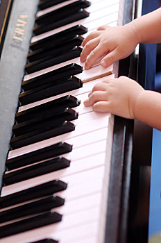 儿童弹钢琴
