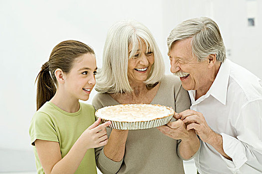 祖父母,孙女,微笑,相互,女人,拿着,馅饼