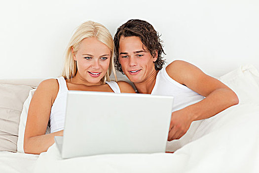 年轻,情侣,看,电影,笔记本电脑