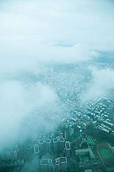台湾台北市117大厦上眺望云雾中的台北市景