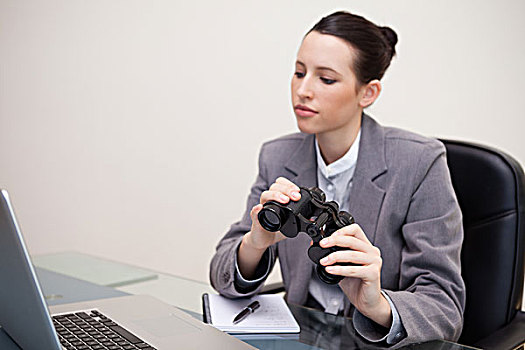 年轻,职业女性,双筒望远镜,看,笔记本电脑,办公室