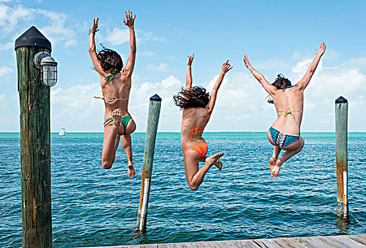 后视图,三个,美女,跳跃,海洋,码头,佛罗里达,美国