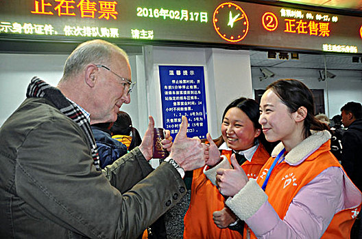 贵州铁路,多语言服务队服务外国旅客,图片