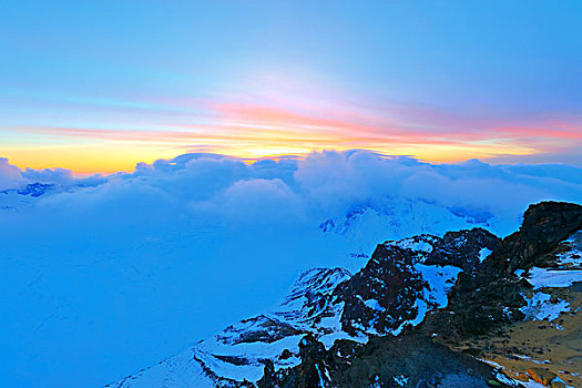 夕阳下的长白山