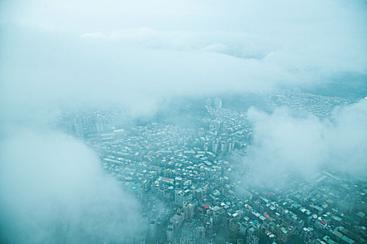 台湾台北市115大厦上眺望云雾中的台北市景