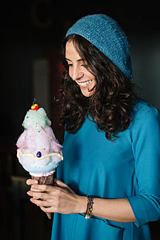 时髦,美女,蓝色,针织帽,拿着,大,冰淇淋蛋卷