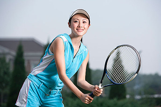 拿网球拍的年轻女孩
