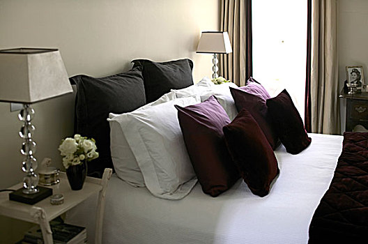 双人床,紫色,黑色,垫子