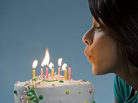 侧面,女人,吹蜡烛,生日蛋糕
