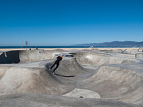 男人,滑板,公园,威尼斯海滩,加利福尼亚