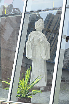 红线女艺术中心,粤剧古装造型的雕像,广东广州珠江新城
