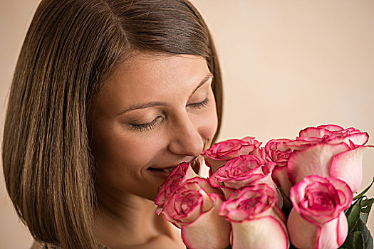 美女,大,花束,手臂,嗅,芳香,粉红玫瑰